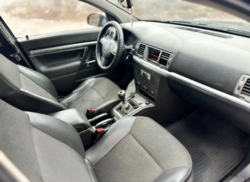 Продаю срочно торг у капота. 465 тыс. руб. opel vectra c рейсталинг 2007 1.8 безнин механика. родной пробег 235тыс. км. 3 собственника. птс оригинал. автотека зеленейшая. авто в хорошем состоянии без вложений. мотор не дымит не троит, ходовая перебрана, коробка без проблем. кузов в нормальном состоянии для своих лет. салон чистый и ухоженный. богатая комплектация. зимняя резина, новый акб, новое масло фильтра, ремень грм только поменял, фазики тоже новые только заменил, модуль зажигания не давно поменял. ходовую всю перебрал. авто полностью обслужена и готова к дальнейшей эксплуатации. документы в полном порядке юредически чистая. любое переоформление. осмотр донецк +79493114199 +79895340753 телеграмм 📞 звоните: +7(949)3114199 - фотография - 7