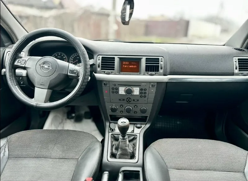 Продаю срочно торг у капота. 465 тыс. руб. opel vectra c рейсталинг 2007 1.8 безнин механика. родной пробег 235тыс. км. 3 собственника. птс оригинал. автотека зеленейшая. авто в хорошем состоянии без вложений. мотор не дымит не троит, ходовая перебрана, коробка без проблем. кузов в нормальном состоянии для своих лет. салон чистый и ухоженный. богатая комплектация. зимняя резина, новый акб, новое масло фильтра, ремень грм только поменял, фазики тоже новые только заменил, модуль зажигания не давно поменял. ходовую всю перебрал. авто полностью обслужена и готова к дальнейшей эксплуатации. документы в полном порядке юредически чистая. любое переоформление. осмотр донецк +79493114199 +79895340753 телеграмм 📞 звоните: +7(949)3114199 - фотография - 8