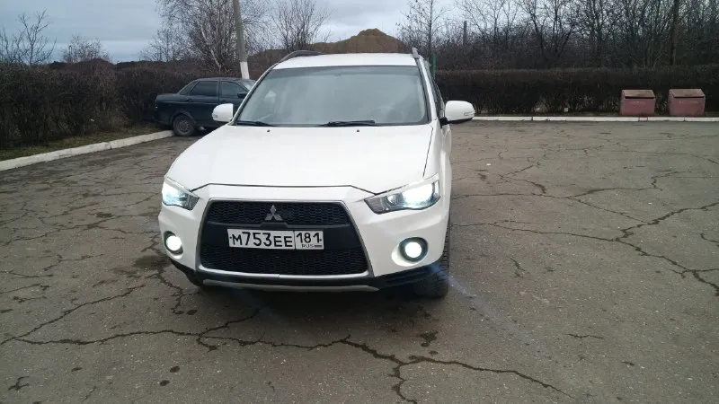 Mitsubishi оутландер xl рестайлинг 2011г. в 2,4л 220т. км 4wd климат контроль. 4 эсп датчик света. п... - фотография