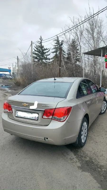 Продам chevrolet круз 2011 года выпуска на автомате. двигатель 1.8(141 л. с)не дымит, масло не ест.... - фотография