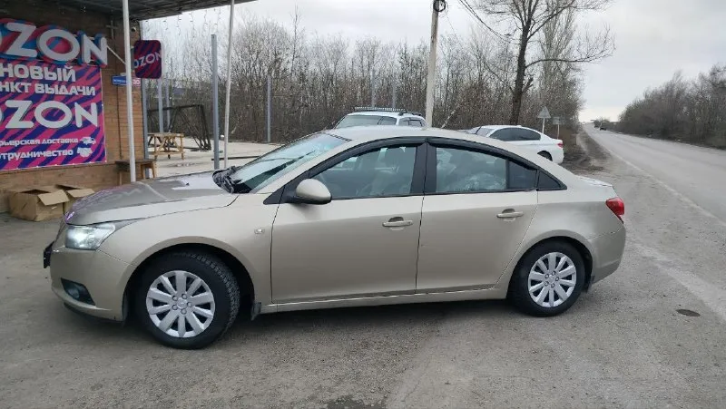 Продам chevrolet круз 2011 года выпуска на автомате. двигатель 1.8(141 л. с)не дымит, масло не ест. автомат не пинае, переключает плавно. есть мелкие жизненные коцки. пороги, дно целые. меняны задние тормозные суппорта, троса ручника, колодки, стойки. поменяны фазорегуляторы, гос. печка дует огонь прогревается быстро, даже в морозы.4 подъемника, а ключа. цена 615 00.осмотр макеевка. +79498450521 📞 звоните: +7(949)8450521 - фотография - 5