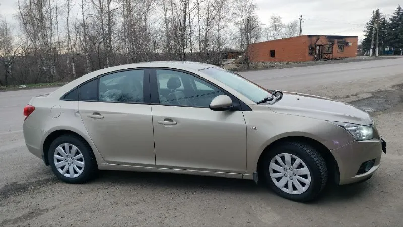 Продам chevrolet круз 2011 года выпуска на автомате. двигатель 1.8(141 л. с)не дымит, масло не ест. автомат не пинае, переключает плавно. есть мелкие жизненные коцки. пороги, дно целые. меняны задние тормозные суппорта, троса ручника, колодки, стойки. поменяны фазорегуляторы, гос. печка дует огонь прогревается быстро, даже в морозы.4 подъемника, а ключа. цена 615 00.осмотр макеевка. +79498450521 📞 звоните: +7(949)8450521 - фотография - 6