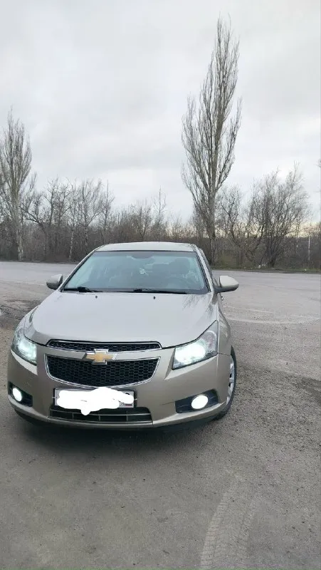 Продам chevrolet круз 2011 года выпуска на автомате. двигатель 1.8(141 л. с)не дымит, масло не ест. автомат не пинае, переключает плавно. есть мелкие жизненные коцки. пороги, дно целые. меняны задние тормозные суппорта, троса ручника, колодки, стойки. поменяны фазорегуляторы, гос. печка дует огонь прогревается быстро, даже в морозы.4 подъемника, а ключа. цена 615 00.осмотр макеевка. +79498450521 📞 звоните: +7(949)8450521 - фотография - 8