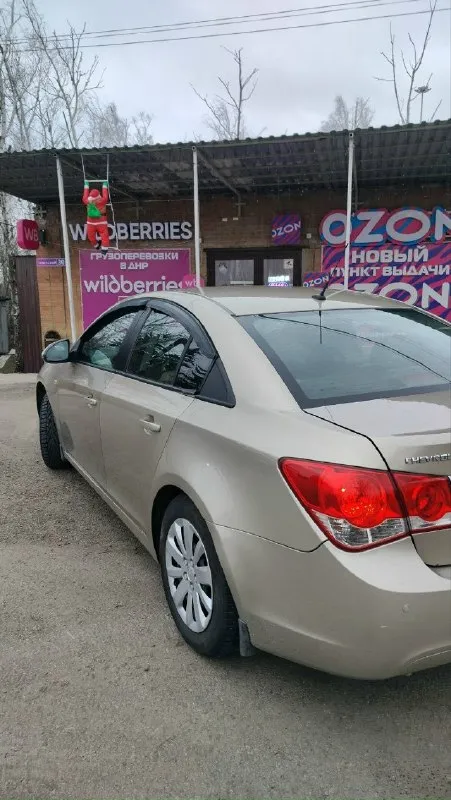 Продам chevrolet круз 2011 года выпуска на автомате. двигатель 1.8(141 л. с)не дымит, масло не ест. автомат не пинае, переключает плавно. есть мелкие жизненные коцки. пороги, дно целые. меняны задние тормозные суппорта, троса ручника, колодки, стойки. поменяны фазорегуляторы, гос. печка дует огонь прогревается быстро, даже в морозы.4 подъемника, а ключа. цена 615 00.осмотр макеевка. +79498450521 📞 звоните: +7(949)8450521 - фотография - 9