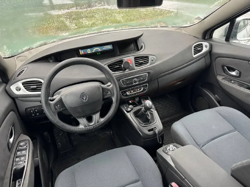 Продаётся стильный и комфортабельный семейный автомобиль ** renault scénic 2** 2010 года выпуска. модель оснащена мощным и экономичным дизельным мотором объемом 1.5 л и надежной 6-ступенчатой механической трансмиссией. пробег всего лишь 220 тыс. км подтверждает бережливое отношение предыдущего владельца. этот экземпляр отличается роскошной комплектацией, включающей: - климат-контроль с раздельной регулировкой температуры (2-зонный) - подогрев передних сидений - многофункциональный кожаный руль с кнопочным управлением - система start-stop для экономии топлива - бесключевой доступ smart key для удобства эксплуатации - и другие полезные опции, обеспечивающие максимальный уровень комфорта и безопасности пассажиров. автомобиль приобретён официально в салоне города донецк, имеет безупречную историю обслуживания и отличное техническое состояние. не нуждается в капитальных вложениях и готов к ежедневному использованию прямо сейчас. идеален для семейных поездок и городских услови 📞 звоните: +7(949)5196416 - фотография - 2