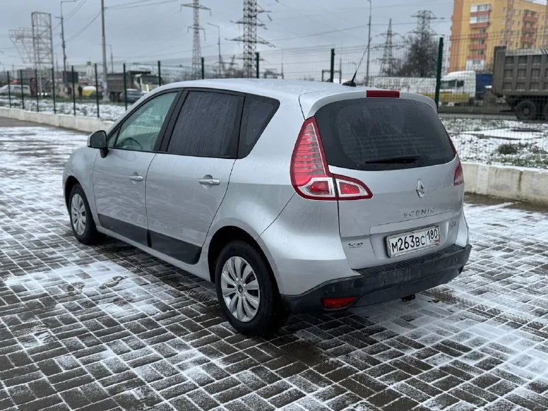 Продаётся стильный и комфортабельный семейный автомобиль ** renault scénic 2** 2010 года выпуска. модель оснащена мощным и экономичным дизельным мотором объемом 1.5 л и надежной 6-ступенчатой механической трансмиссией. пробег всего лишь 220 тыс. км подтверждает бережливое отношение предыдущего владельца. этот экземпляр отличается роскошной комплектацией, включающей: - климат-контроль с раздельной регулировкой температуры (2-зонный) - подогрев передних сидений - многофункциональный кожаный руль с кнопочным управлением - система start-stop для экономии топлива - бесключевой доступ smart key для удобства эксплуатации - и другие полезные опции, обеспечивающие максимальный уровень комфорта и безопасности пассажиров. автомобиль приобретён официально в салоне города донецк, имеет безупречную историю обслуживания и отличное техническое состояние. не нуждается в капитальных вложениях и готов к ежедневному использованию прямо сейчас. идеален для семейных поездок и городских услови 📞 звоните: +7(949)5196416 - фотография - 3
