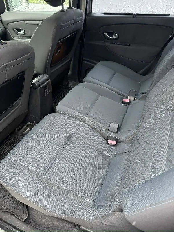 Продаётся стильный и комфортабельный семейный автомобиль ** renault scénic 2** 2010 года выпуска. модель оснащена мощным и экономичным дизельным мотором объемом 1.5 л и надежной 6-ступенчатой механической трансмиссией. пробег всего лишь 220 тыс. км подтверждает бережливое отношение предыдущего владельца. этот экземпляр отличается роскошной комплектацией, включающей: - климат-контроль с раздельной регулировкой температуры (2-зонный) - подогрев передних сидений - многофункциональный кожаный руль с кнопочным управлением - система start-stop для экономии топлива - бесключевой доступ smart key для удобства эксплуатации - и другие полезные опции, обеспечивающие максимальный уровень комфорта и безопасности пассажиров. автомобиль приобретён официально в салоне города донецк, имеет безупречную историю обслуживания и отличное техническое состояние. не нуждается в капитальных вложениях и готов к ежедневному использованию прямо сейчас. идеален для семейных поездок и городских услови 📞 звоните: +7(949)5196416 - фотография - 5