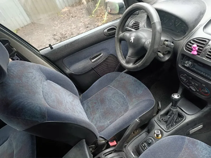 Продам peugeot 206.год 1999.бензин. кузов оценкованый. механика донецк. цена 185.т. руб. тел +79498003232 любое оформление уже на 180. возможен обмен 📞 звоните: +7(949)8003232 - фотография - 5