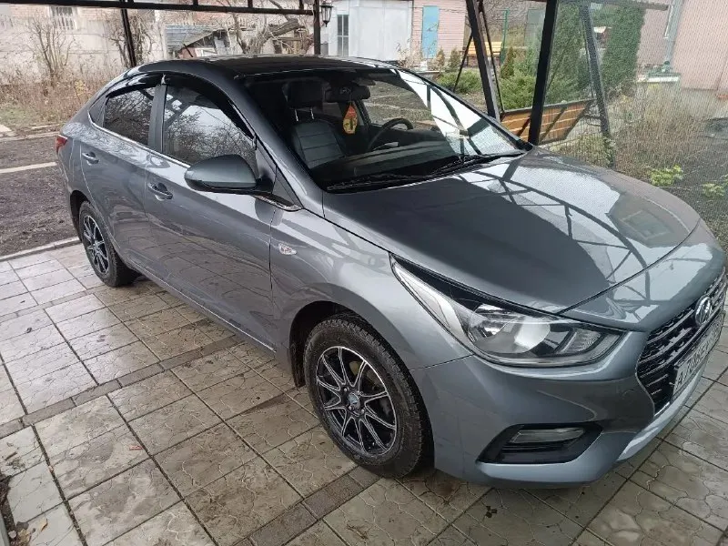 Хундай солярис 2 2019год двигатель 1.4. кпп ручная 6 скоростей. пробег 112000км. продажа от собственника, я хозяин. установлена сигнализация. авто очень экономичный. лед свет. хорошая магнитола с яндекс навигатором. подогрев зеркал и заднего стекла. подогрев передних сидений. центральный подлокотник. видеорегистратор. камера заднего вида. машина обработана этим летом. сделана шумоизоляция арок. состояние очень хорошее. два комплекта колес, резина зимняя и диски легкосплавные новые. торг реальному покупателю. цена 1160000. +79493451399 📞 звоните: +7(949)3451399 - фотография - 2