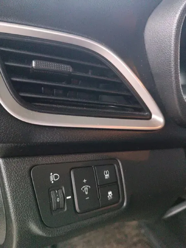 Хундай солярис 2 2019год двигатель 1.4. кпп ручная 6 скоростей. пробег 112000км. продажа от собственника, я хозяин. установлена сигнализация. авто очень экономичный. лед свет. хорошая магнитола с яндекс навигатором. подогрев зеркал и заднего стекла. подогрев передних сидений. центральный подлокотник. видеорегистратор. камера заднего вида. машина обработана этим летом. сделана шумоизоляция арок. состояние очень хорошее. два комплекта колес, резина зимняя и диски легкосплавные новые. торг реальному покупателю. цена 1160000. +79493451399 📞 звоните: +7(949)3451399 - фотография - 5