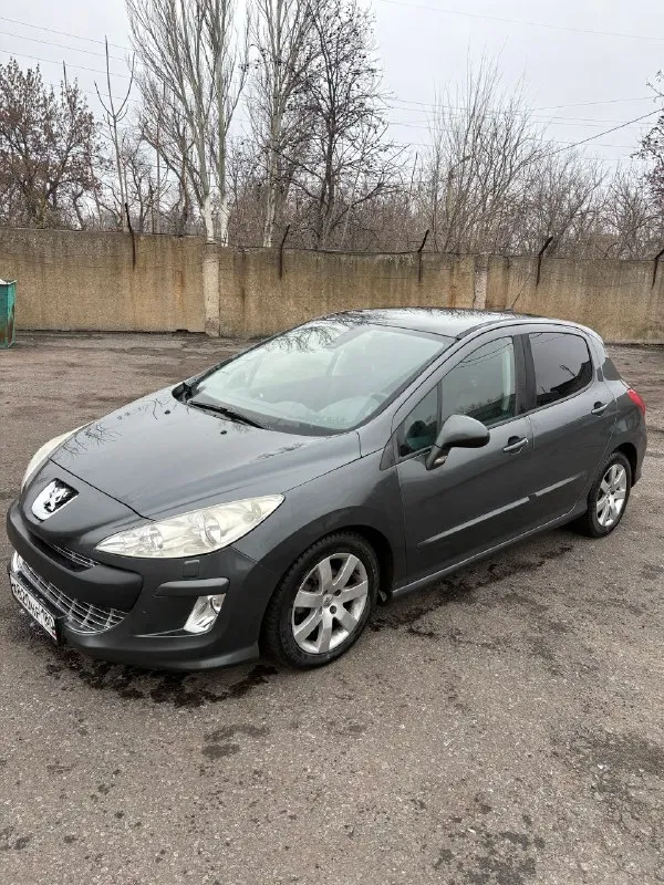 Пежо 308, 2008 год выпуска, родной пробег 165000 тысячи, реальных 2 владельца по документам, я второй, до меня авто было 15 лет в одних руках, машина без дтп, с зеленой автотекой, по технической части все в идеале, проблем нет. комплектация на панораме, двух зонный климат контроль, кондиционер, подогревы сидений, датчик света, дождя, сигнализация с автозапуском. новая зимняя резина, проехала меньше 1000 км. машина находится в донецке, цена 575000 тысяч символический торг у капота, авто без вложений +79494951390 - фотография - 3