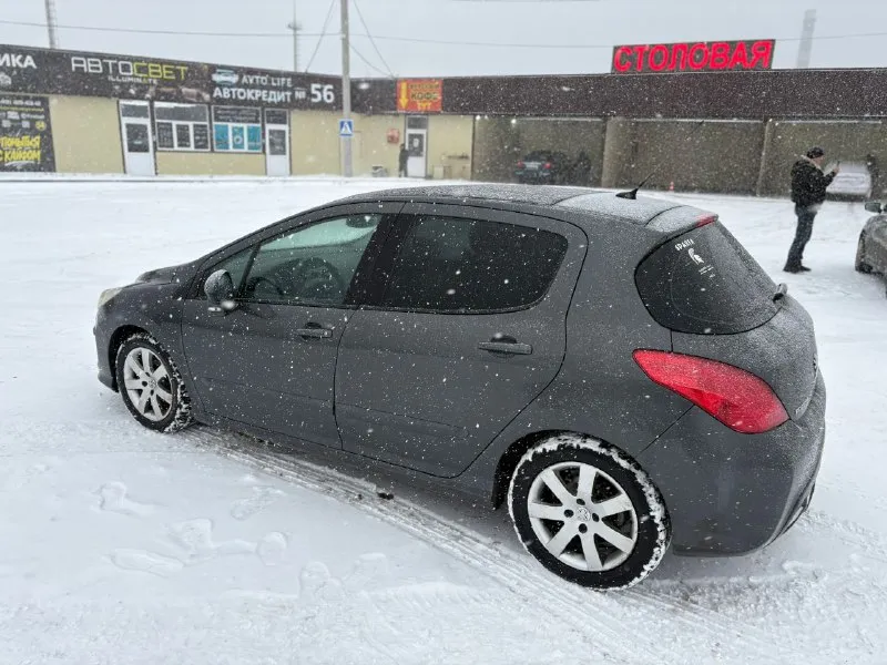 Пежо 308, 2008 год выпуска, родной пробег 165000 тысячи, реальных 2 владельца по документам, я второй, до меня авто было 15 лет в одних руках, машина без дтп, с зеленой автотекой, по технической части все в идеале, проблем нет. комплектация на панораме, двух зонный климат контроль, кондиционер, подогревы сидений, датчик света, дождя, сигнализация с автозапуском. новая зимняя резина, проехала меньше 1000 км. машина находится в донецке, цена 575000 тысяч символический торг у капота, авто без вложений +79494951390 - фотография - 4