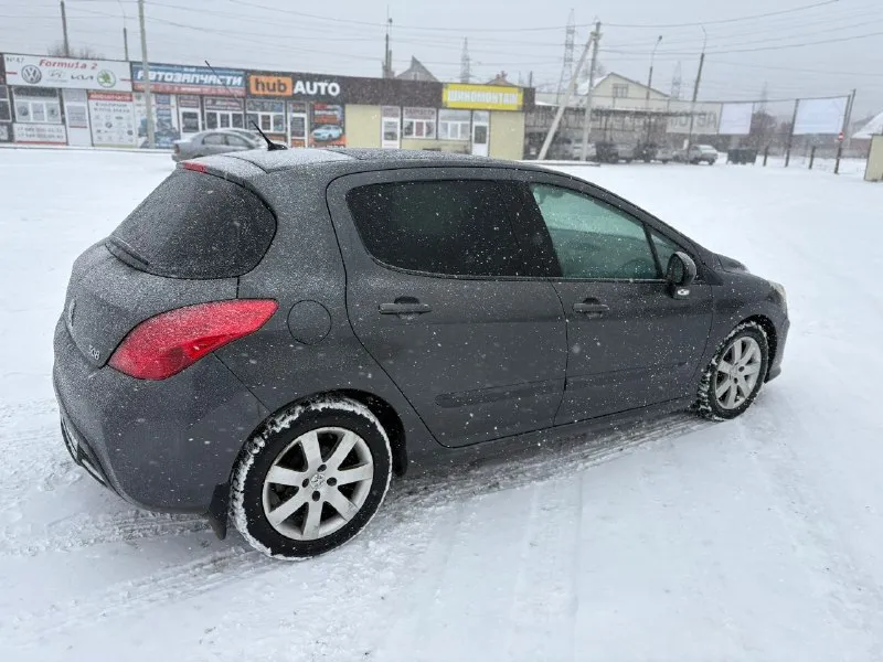 Пежо 308, 2008 год выпуска, родной пробег 165000 тысячи, реальных 2 владельца по документам, я второй, до меня авто было 15 лет в одних руках, машина без дтп, с зеленой автотекой, по технической части все в идеале, проблем нет. комплектация на панораме, двух зонный климат контроль, кондиционер, подогревы сидений, датчик света, дождя, сигнализация с автозапуском. новая зимняя резина, проехала меньше 1000 км. машина находится в донецке, цена 575000 тысяч символический торг у капота, авто без вложений +79494951390 - фотография - 8