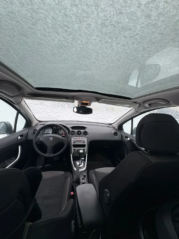 Пежо 308, 2008 год выпуска, родной пробег 165000 тысячи, реальных 2 владельца по документам, я второй, до меня авто было 15 лет в одних руках, машина без дтп, с зеленой автотекой, по технической части все в идеале, проблем нет. комплектация на панораме, двух зонный климат контроль, кондиционер, подогревы сидений, датчик света, дождя, сигнализация с автозапуском. новая зимняя резина, проехала меньше 1000 км. машина находится в донецке, цена 575000 тысяч символический торг у капота, авто без вложений +79494951390 - фотография - 9