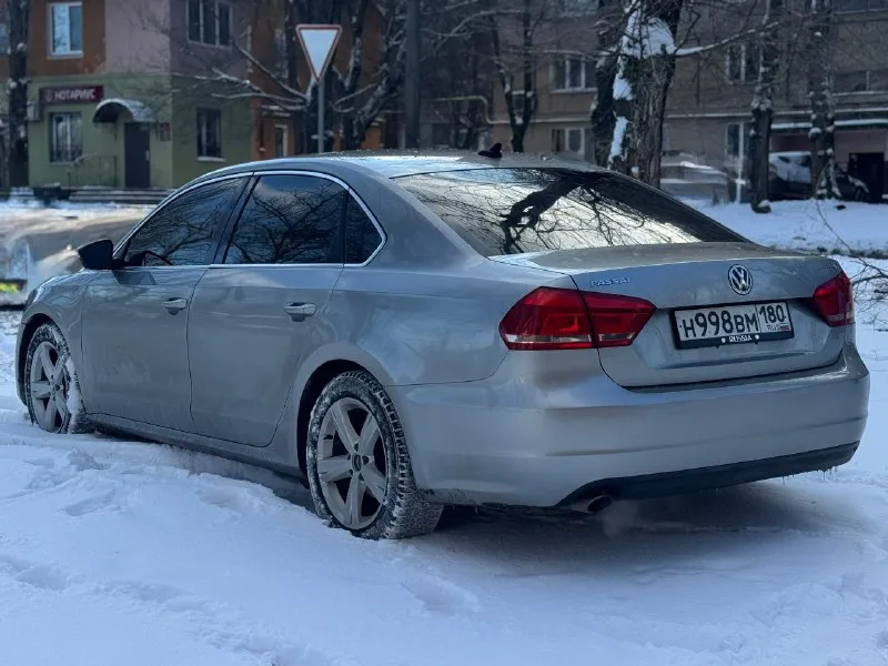 Volkswagen passat (nms).2011г двигатель 2.5 бензин, родной пробег 242т. км, коробка автомат 6ст. хорошая комплектация, подогревы сидений, датчик света, датчик дождя, климат контроль для водителя и пассажира, круиз контроль, расширенная музыка салон в отличном состоянии, кузов в хорошем состояние, ошибок по автомобилю нету, технически полностью обслуженный автомобиль, всё стекла родные включая лобовое 💰цена-1 180 000р 🌐 г. донецк ☎️звоните +79493473195 📞 звоните: +7(949)3473195 - фотография - 5