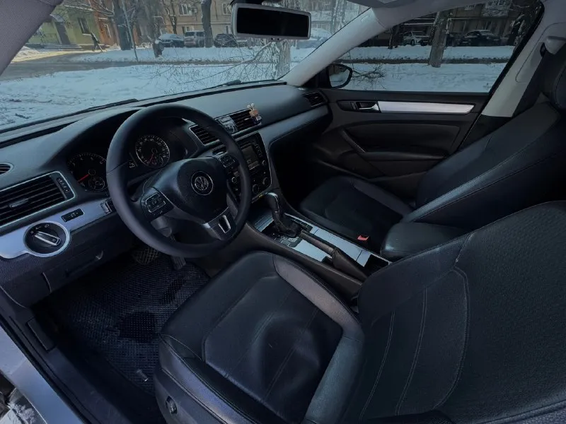Volkswagen passat (nms).2011г двигатель 2.5 бензин, родной пробег 242т. км, коробка автомат 6ст. хорошая комплектация, подогревы сидений, датчик света, датчик дождя, климат контроль для водителя и пассажира, круиз контроль, расширенная музыка салон в отличном состоянии, кузов в хорошем состояние, ошибок по автомобилю нету, технически полностью обслуженный автомобиль, всё стекла родные включая лобовое 💰цена-1 180 000р 🌐 г. донецк ☎️звоните +79493473195 📞 звоните: +7(949)3473195 - фотография - 7
