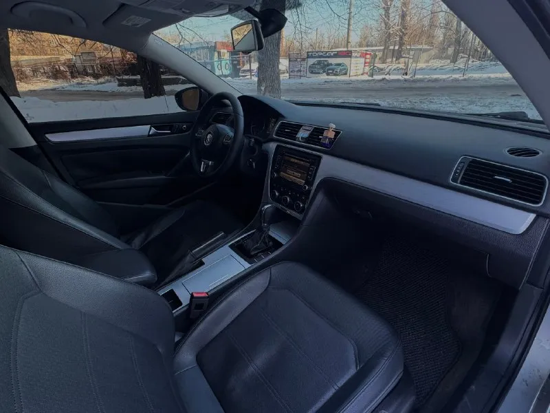 Volkswagen passat (nms).2011г двигатель 2.5 бензин, родной пробег 242т. км, коробка автомат 6ст. хорошая комплектация, подогревы сидений, датчик света, датчик дождя, климат контроль для водителя и пассажира, круиз контроль, расширенная музыка салон в отличном состоянии, кузов в хорошем состояние, ошибок по автомобилю нету, технически полностью обслуженный автомобиль, всё стекла родные включая лобовое 💰цена-1 180 000р 🌐 г. донецк ☎️звоните +79493473195 📞 звоните: +7(949)3473195 - фотография - 8