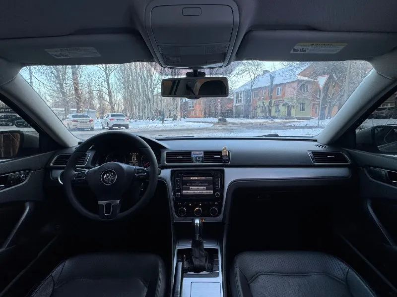 Volkswagen passat (nms).2011г двигатель 2.5 бензин, родной пробег 242т. км, коробка автомат 6ст. хорошая комплектация, подогревы сидений, датчик света, датчик дождя, климат контроль для водителя и пассажира, круиз контроль, расширенная музыка салон в отличном состоянии, кузов в хорошем состояние, ошибок по автомобилю нету, технически полностью обслуженный автомобиль, всё стекла родные включая лобовое 💰цена-1 180 000р 🌐 г. донецк ☎️звоните +79493473195 📞 звоните: +7(949)3473195 - фотография - 9