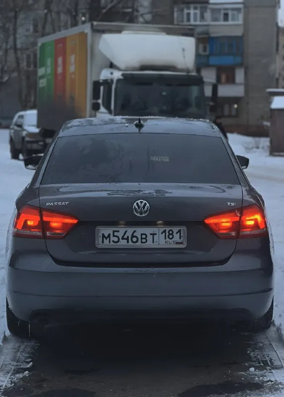 ‼продам volkswagen passat. 2015 года‼ 1.8 tsi, коробка чистый автомат, не робот. (едет очень бодро, с 2.5 не сравним). автомобиль в отличном состоянии!!! пробег 154 тыс. полностью обслужен. двигатель работает ровно, коробка плавно переключает, подвеска нигде не стучит не скрипит. хорошая комплектация, датчики света, салон кожа, подогревы сидений, бортовой компьютер, круиз-контроль, сигнализация и т. д. диски r-line 19 радиус (с ней отдам резину зима, лето). юридически абсолютно чистый! сел и поехал. цена 1.400 руб торг! осмотр: луганск дополнительно по телефону: +79595090820 📞 звоните: +7(959)5090820 - фотография - 2