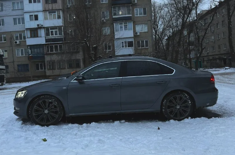 ‼продам volkswagen passat. 2015 года‼ 1.8 tsi, коробка чистый автомат, не робот. (едет очень бодро, с 2.5 не сравним). автомобиль в отличном состоянии!!! пробег 154 тыс. полностью обслужен. двигатель работает ровно, коробка плавно переключает, подвеска нигде не стучит не скрипит. хорошая комплектация, датчики света, салон кожа, подогревы сидений, бортовой компьютер, круиз-контроль, сигнализация и т. д. диски r-line 19 радиус (с ней отдам резину зима, лето). юридически абсолютно чистый! сел и поехал. цена 1.400 руб торг! осмотр: луганск дополнительно по телефону: +79595090820 📞 звоните: +7(959)5090820 - фотография - 3