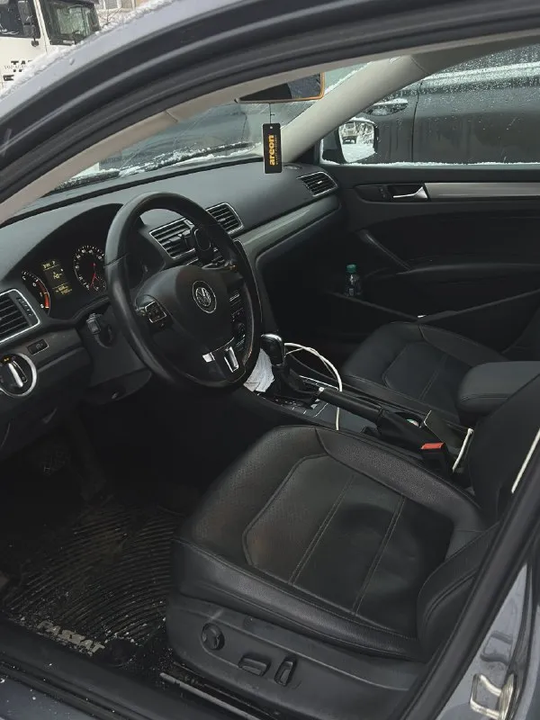 ‼продам volkswagen passat. 2015 года‼ 1.8 tsi, коробка чистый автомат, не робот. (едет очень бодро, с 2.5 не сравним). автомобиль в отличном состоянии!!! пробег 154 тыс. полностью обслужен. двигатель работает ровно, коробка плавно переключает, подвеска нигде не стучит не скрипит. хорошая комплектация, датчики света, салон кожа, подогревы сидений, бортовой компьютер, круиз-контроль, сигнализация и т. д. диски r-line 19 радиус (с ней отдам резину зима, лето). юридически абсолютно чистый! сел и поехал. цена 1.400 руб торг! осмотр: луганск дополнительно по телефону: +79595090820 📞 звоните: +7(959)5090820 - фотография - 4