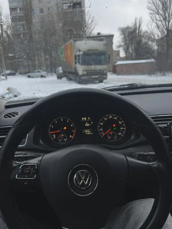 ‼продам volkswagen passat. 2015 года‼ 1.8 tsi, коробка чистый автомат, не робот. (едет очень бодро, с 2.5 не сравним). автомобиль в отличном состоянии!!! пробег 154 тыс. полностью обслужен. двигатель работает ровно, коробка плавно переключает, подвеска нигде не стучит не скрипит. хорошая комплектация, датчики света, салон кожа, подогревы сидений, бортовой компьютер, круиз-контроль, сигнализация и т. д. диски r-line 19 радиус (с ней отдам резину зима, лето). юридически абсолютно чистый! сел и поехал. цена 1.400 руб торг! осмотр: луганск дополнительно по телефону: +79595090820 📞 звоните: +7(959)5090820 - фотография - 5