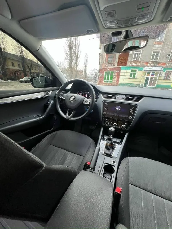 Skoda octavia a7 fl ✅1.8 ✅2 хозяина, я собственник ✅2019 год выпуска, первая регистрация 2020 ✅165 пробег, трассовый ✅машина вся в родной краске, без дтп, царапин и прочих дефектов ✅салон и внешка без дефектов вообще ✅отличная автотека, зеленая вся, вся история обслуживания с нуля и до сих пор, очень много заменено, все расскажу, на все заказ-наряды ✅состояние идеальное, таких обслуженных единицы, без вложений каких-либо вообще! 2 комплекта новых шин r18 очень хорошая комплектация, заводские led фары, фонари, туманки, цифровая приборка, навигация, ассистент выезда с парковки, слепые зоны и многое другое! морда в пленке, в салоне все элементы так же цена: 2.250.000 торг +79495278643 📞 звоните: +7(949)5278643 - фотография - 7