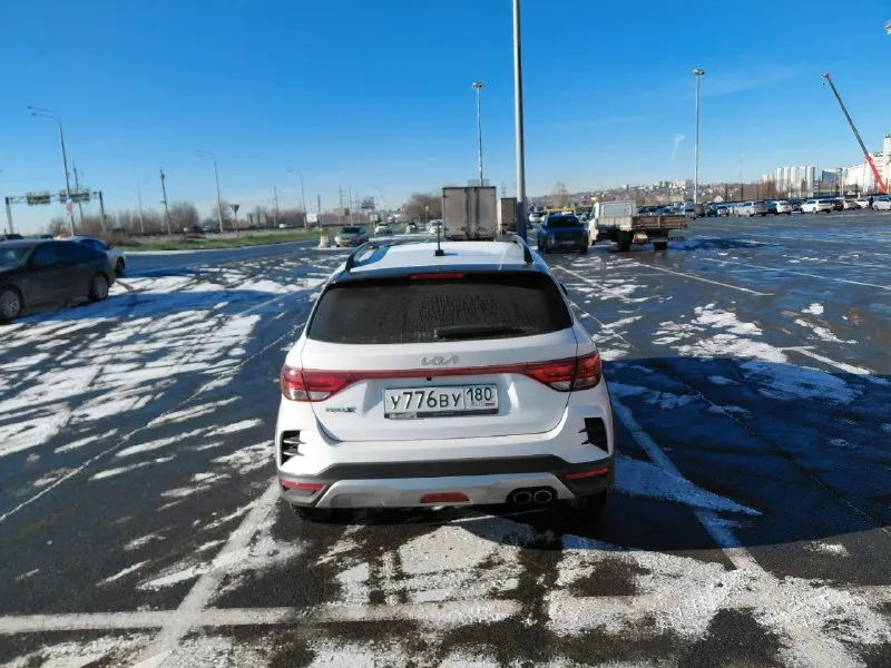 Kia rio x lain 2021 года. Первая регистрация в апреле 2022 года. Вин номер z94c251abnr177549.я третий хозяин, брал машину для себя. Новая магнитола, динамики, подогрев сидений, руля, задняя камера, мульти руль, круиз контроль. Машина до меня была в одной семье. Пробег 159 тысяч, каждый день меняется пробег трасовый. Автотека зелёная.1000 км назад замена масла, всех фильтров, стоек стабилизатора. Они были хорошие, но с права была мягкая, -решил поменять. Тормозные диски, колодки впереди тоже, -была замена. Летом заправлял кондиционер и промывал систему охлаждения, разделял радиаторы и промывал. В фарах хорошие дорогие линзы. Второй летний комплект колёс новый, прошёл тысяч 10 на дисках. Фото летней приложу комплект резины. Двигатель1.4- простой отмосверник. Коробка автомат. Сигнализация с обратной связью starlink, безключевой доступ. Любые проверки, машина сел поехал. Продажа потому, что уезжаю обратно в командировку. Машина просто будет стоять. Цена 1милион 500 тысяч руб
📞 Звоните: +7(949)7205838 - фотография - 1