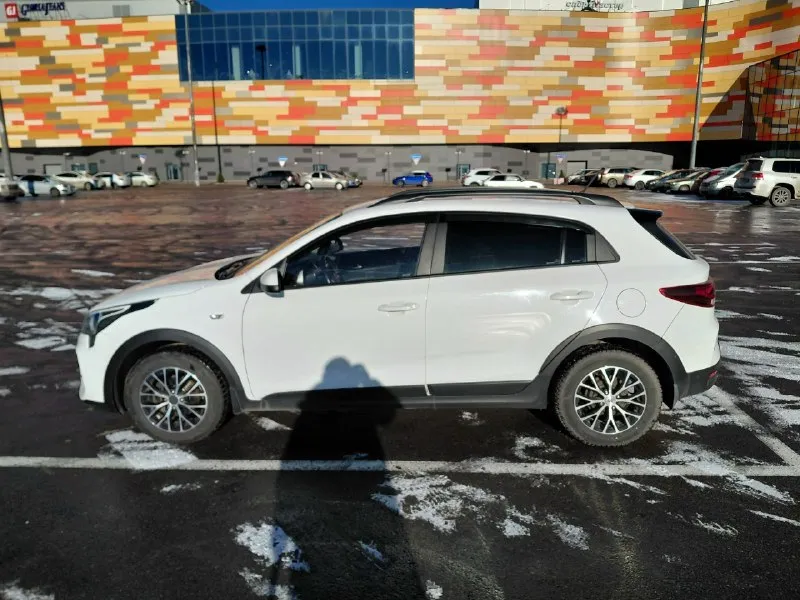 Kia rio x lain 2021 года. Первая регистрация в апреле 2022 года. Вин номер z94c251abnr177549.я третий хозяин, брал машину для себя. Новая магнитола, динамики, подогрев сидений, руля, задняя камера, мульти руль, круиз контроль. Машина до меня была в одной семье. Пробег 159 тысяч, каждый день меняется пробег трасовый. Автотека зелёная.1000 км назад замена масла, всех фильтров, стоек стабилизатора. Они были хорошие, но с права была мягкая, -решил поменять. Тормозные диски, колодки впереди тоже, -была замена. Летом заправлял кондиционер и промывал систему охлаждения, разделял радиаторы и промывал. В фарах хорошие дорогие линзы. Второй летний комплект колёс новый, прошёл тысяч 10 на дисках. Фото летней приложу комплект резины. Двигатель1.4- простой отмосверник. Коробка автомат. Сигнализация с обратной связью starlink, безключевой доступ. Любые проверки, машина сел поехал. Продажа потому, что уезжаю обратно в командировку. Машина просто будет стоять. Цена 1милион 500 тысяч руб
📞 Звоните: +7(949)7205838 - фотография - 2