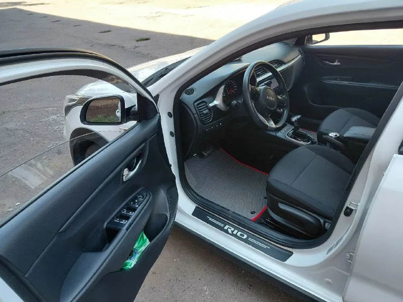 Kia rio x lain 2021 года. Первая регистрация в апреле 2022 года. Вин номер z94c251abnr177549.я третий хозяин, брал машину для себя. Новая магнитола, динамики, подогрев сидений, руля, задняя камера, мульти руль, круиз контроль. Машина до меня была в одной семье. Пробег 159 тысяч, каждый день меняется пробег трасовый. Автотека зелёная.1000 км назад замена масла, всех фильтров, стоек стабилизатора. Они были хорошие, но с права была мягкая, -решил поменять. Тормозные диски, колодки впереди тоже, -была замена. Летом заправлял кондиционер и промывал систему охлаждения, разделял радиаторы и промывал. В фарах хорошие дорогие линзы. Второй летний комплект колёс новый, прошёл тысяч 10 на дисках. Фото летней приложу комплект резины. Двигатель1.4- простой отмосверник. Коробка автомат. Сигнализация с обратной связью starlink, безключевой доступ. Любые проверки, машина сел поехал. Продажа потому, что уезжаю обратно в командировку. Машина просто будет стоять. Цена 1милион 500 тысяч руб
📞 Звоните: +7(949)7205838 - фотография - 3