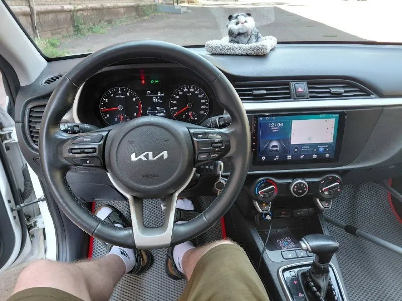 Kia rio x lain 2021 года. Первая регистрация в апреле 2022 года. Вин номер z94c251abnr177549.я третий хозяин, брал машину для себя. Новая магнитола, динамики, подогрев сидений, руля, задняя камера, мульти руль, круиз контроль. Машина до меня была в одной семье. Пробег 159 тысяч, каждый день меняется пробег трасовый. Автотека зелёная.1000 км назад замена масла, всех фильтров, стоек стабилизатора. Они были хорошие, но с права была мягкая, -решил поменять. Тормозные диски, колодки впереди тоже, -была замена. Летом заправлял кондиционер и промывал систему охлаждения, разделял радиаторы и промывал. В фарах хорошие дорогие линзы. Второй летний комплект колёс новый, прошёл тысяч 10 на дисках. Фото летней приложу комплект резины. Двигатель1.4- простой отмосверник. Коробка автомат. Сигнализация с обратной связью starlink, безключевой доступ. Любые проверки, машина сел поехал. Продажа потому, что уезжаю обратно в командировку. Машина просто будет стоять. Цена 1милион 500 тысяч руб
📞 Звоните: +7(949)7205838 - фотография - 4