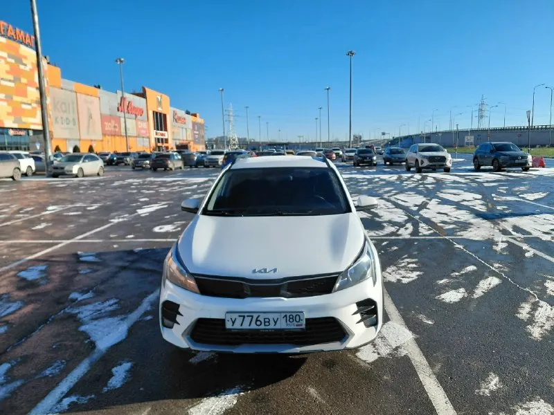 Kia rio x lain 2021 года. Первая регистрация в апреле 2022 года. Вин номер z94c251abnr177549.я третий хозяин, брал машину для себя. Новая магнитола, динамики, подогрев сидений, руля, задняя камера, мульти руль, круиз контроль. Машина до меня была в одной семье. Пробег 159 тысяч, каждый день меняется пробег трасовый. Автотека зелёная.1000 км назад замена масла, всех фильтров, стоек стабилизатора. Они были хорошие, но с права была мягкая, -решил поменять. Тормозные диски, колодки впереди тоже, -была замена. Летом заправлял кондиционер и промывал систему охлаждения, разделял радиаторы и промывал. В фарах хорошие дорогие линзы. Второй летний комплект колёс новый, прошёл тысяч 10 на дисках. Фото летней приложу комплект резины. Двигатель1.4- простой отмосверник. Коробка автомат. Сигнализация с обратной связью starlink, безключевой доступ. Любые проверки, машина сел поехал. Продажа потому, что уезжаю обратно в командировку. Машина просто будет стоять. Цена 1милион 500 тысяч руб
📞 Звоните: +7(949)7205838 - фотография - 5