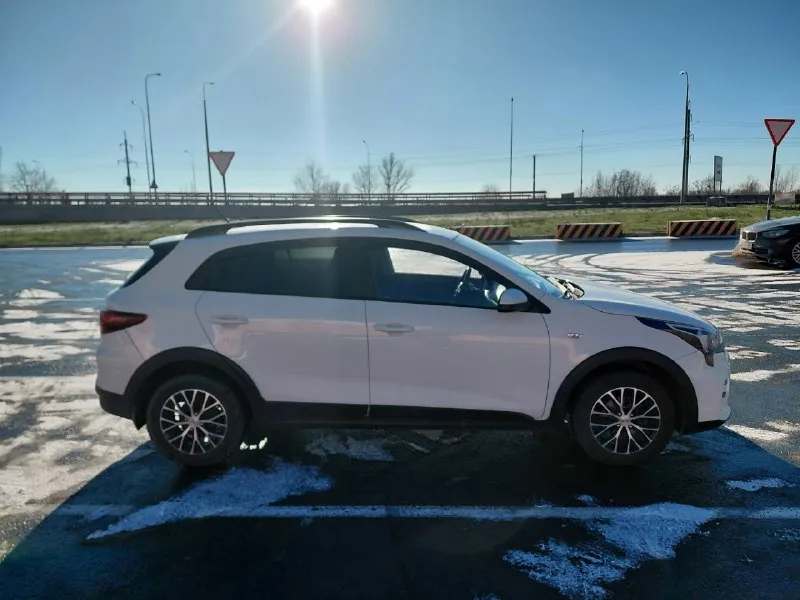 Kia rio x lain 2021 года. Первая регистрация в апреле 2022 года. Вин номер z94c251abnr177549.я третий хозяин, брал машину для себя. Новая магнитола, динамики, подогрев сидений, руля, задняя камера, мульти руль, круиз контроль. Машина до меня была в одной семье. Пробег 159 тысяч, каждый день меняется пробег трасовый. Автотека зелёная.1000 км назад замена масла, всех фильтров, стоек стабилизатора. Они были хорошие, но с права была мягкая, -решил поменять. Тормозные диски, колодки впереди тоже, -была замена. Летом заправлял кондиционер и промывал систему охлаждения, разделял радиаторы и промывал. В фарах хорошие дорогие линзы. Второй летний комплект колёс новый, прошёл тысяч 10 на дисках. Фото летней приложу комплект резины. Двигатель1.4- простой отмосверник. Коробка автомат. Сигнализация с обратной связью starlink, безключевой доступ. Любые проверки, машина сел поехал. Продажа потому, что уезжаю обратно в командировку. Машина просто будет стоять. Цена 1милион 500 тысяч руб
📞 Звоните: +7(949)7205838 - фотография - 6