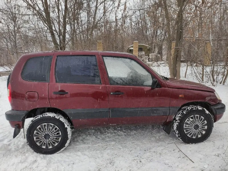 Продам chevrolet niva 2004 год 2 собственника по птс продажа с полным переоформлением побег 137000 по машине 2000км назад было заменено сцепление и замена масла, есть вмятина на крыле, задний мост работает цена 450000 все вопросы в лс или по телефону +79493141397 📲 tg: @romantik996 📞 звоните: +7(949)3141397 - фотография - 3