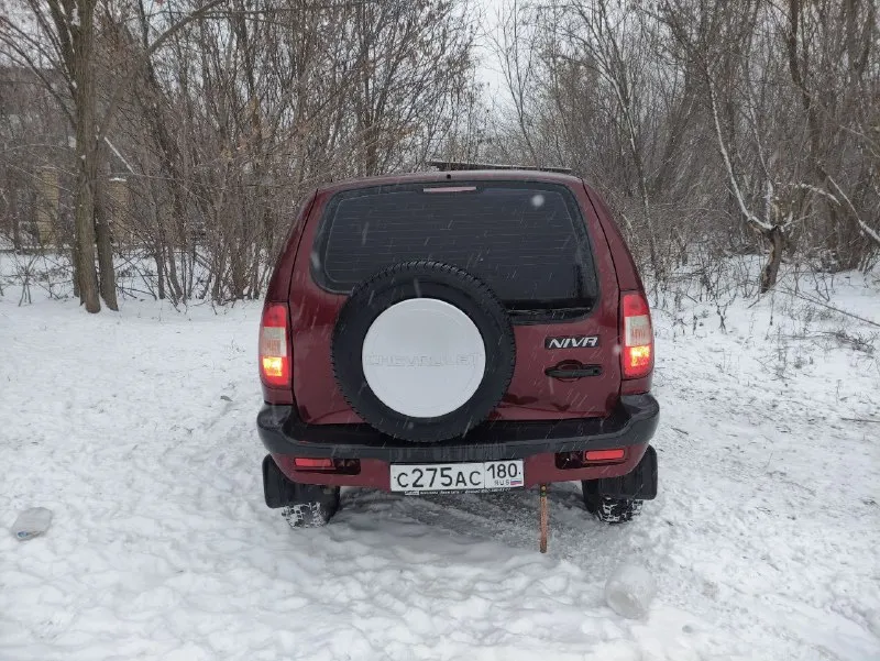 Продам chevrolet niva 2004 год 2 собственника по птс продажа с полным переоформлением побег 137000 по машине 2000км назад было заменено сцепление и замена масла, есть вмятина на крыле, задний мост работает цена 450000 все вопросы в лс или по телефону +79493141397 📲 tg: @romantik996 📞 звоните: +7(949)3141397 - фотография - 4