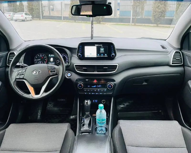 В продаже крассовер комфортный удобный hyundai tucson рейсталинг поколение ||| эксплуатация с 2020 года двигатель 2.0 бензин коробка автоматическая пробег родной 115тыс км. автомобиль в идеальном состоянии супер !!! в ближайшем времени не требует вложений !!! кузов весь в заводском окрасе в оригинале !!! пред максимальная комплектация, бесключевой доступ start-stop ухоженный тканевый салон, датчики света, и дождя, подогревы всех сидений, подогрев зеркал и стекл, подогрев руля мульти руль, полный электропакет, carplay мультимедиа, блютус громкая связь, сигнализация удобная - star laine управляй мечтой, новые зимние шины, и очень многое другое ! с документами полный порядок, могу присутствовать в мрэо для, полного переоформления, автотека полностью зелень 🌿 г. донецк осмотр договоренности. ‼️цена 2395:000 тыс. руб ‼️ таких авто единицы достойный состояние нового авто весь в роднее кому дорого и всяким умникам мимо 🆘 кто заинтересован звоните +79493969855 📲 - фотография - 10