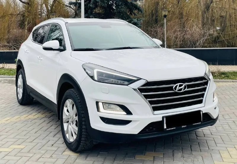 В продаже крассовер комфортный удобный hyundai tucson рейсталинг поколение ||| эксплуатация с 2020 года двигатель 2.0 бензин коробка автоматическая пробег родной 115тыс км. автомобиль в идеальном состоянии супер !!! в ближайшем времени не требует вложений !!! кузов весь в заводском окрасе в оригинале !!! пред максимальная комплектация, бесключевой доступ start-stop ухоженный тканевый салон, датчики света, и дождя, подогревы всех сидений, подогрев зеркал и стекл, подогрев руля мульти руль, полный электропакет, carplay мультимедиа, блютус громкая связь, сигнализация удобная - star laine управляй мечтой, новые зимние шины, и очень многое другое ! с документами полный порядок, могу присутствовать в мрэо для, полного переоформления, автотека полностью зелень 🌿 г. донецк осмотр договоренности. ‼️цена 2395:000 тыс. руб ‼️ таких авто единицы достойный состояние нового авто весь в роднее кому дорого и всяким умникам мимо 🆘 кто заинтересован звоните +79493969855 📲 - фотография - 2