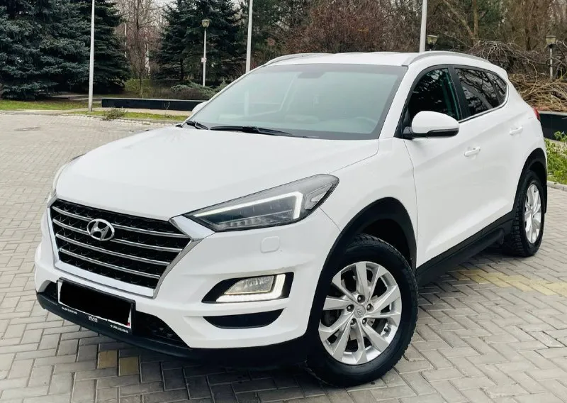 В продаже крассовер комфортный удобный hyundai tucson рейсталинг поколение ||| эксплуатация с 2020 года двигатель 2.0 бензин коробка автоматическая пробег родной 115тыс км. автомобиль в идеальном состоянии супер !!! в ближайшем времени не требует вложений !!! кузов весь в заводском окрасе в оригинале !!! пред максимальная комплектация, бесключевой доступ start-stop ухоженный тканевый салон, датчики света, и дождя, подогревы всех сидений, подогрев зеркал и стекл, подогрев руля мульти руль, полный электропакет, carplay мультимедиа, блютус громкая связь, сигнализация удобная - star laine управляй мечтой, новые зимние шины, и очень многое другое ! с документами полный порядок, могу присутствовать в мрэо для, полного переоформления, автотека полностью зелень 🌿 г. донецк осмотр договоренности. ‼️цена 2395:000 тыс. руб ‼️ таких авто единицы достойный состояние нового авто весь в роднее кому дорого и всяким умникам мимо 🆘 кто заинтересован звоните +79493969855 📲 - фотография - 4