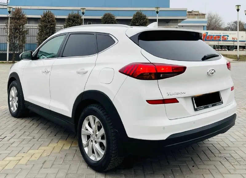 В продаже крассовер комфортный удобный hyundai tucson рейсталинг поколение ||| эксплуатация с 2020 года двигатель 2.0 бензин коробка автоматическая пробег родной 115тыс км. автомобиль в идеальном состоянии супер !!! в ближайшем времени не требует вложений !!! кузов весь в заводском окрасе в оригинале !!! пред максимальная комплектация, бесключевой доступ start-stop ухоженный тканевый салон, датчики света, и дождя, подогревы всех сидений, подогрев зеркал и стекл, подогрев руля мульти руль, полный электропакет, carplay мультимедиа, блютус громкая связь, сигнализация удобная - star laine управляй мечтой, новые зимние шины, и очень многое другое ! с документами полный порядок, могу присутствовать в мрэо для, полного переоформления, автотека полностью зелень 🌿 г. донецк осмотр договоренности. ‼️цена 2395:000 тыс. руб ‼️ таких авто единицы достойный состояние нового авто весь в роднее кому дорого и всяким умникам мимо 🆘 кто заинтересован звоните +79493969855 📲 - фотография - 6