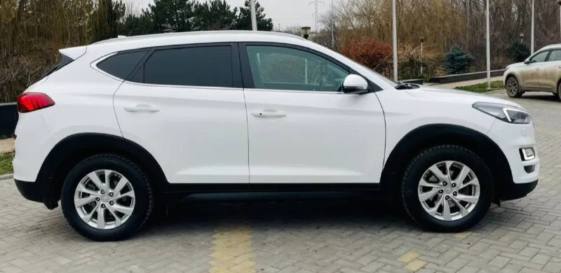 В продаже крассовер комфортный удобный hyundai tucson рейсталинг поколение ||| эксплуатация с 2020 года двигатель 2.0 бензин коробка автоматическая пробег родной 115тыс км. автомобиль в идеальном состоянии супер !!! в ближайшем времени не требует вложений !!! кузов весь в заводском окрасе в оригинале !!! пред максимальная комплектация, бесключевой доступ start-stop ухоженный тканевый салон, датчики света, и дождя, подогревы всех сидений, подогрев зеркал и стекл, подогрев руля мульти руль, полный электропакет, carplay мультимедиа, блютус громкая связь, сигнализация удобная - star laine управляй мечтой, новые зимние шины, и очень многое другое ! с документами полный порядок, могу присутствовать в мрэо для, полного переоформления, автотека полностью зелень 🌿 г. донецк осмотр договоренности. ‼️цена 2395:000 тыс. руб ‼️ таких авто единицы достойный состояние нового авто весь в роднее кому дорого и всяким умникам мимо 🆘 кто заинтересован звоните +79493969855 📲 - фотография - 8