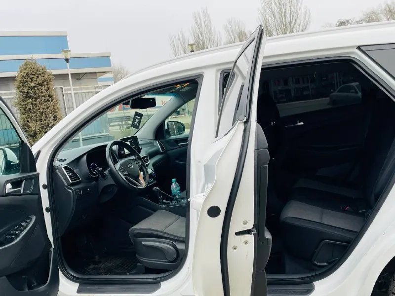 В продаже крассовер комфортный удобный hyundai tucson рейсталинг поколение ||| эксплуатация с 2020 года двигатель 2.0 бензин коробка автоматическая пробег родной 115тыс км. автомобиль в идеальном состоянии супер !!! в ближайшем времени не требует вложений !!! кузов весь в заводском окрасе в оригинале !!! пред максимальная комплектация, бесключевой доступ start-stop ухоженный тканевый салон, датчики света, и дождя, подогревы всех сидений, подогрев зеркал и стекл, подогрев руля мульти руль, полный электропакет, carplay мультимедиа, блютус громкая связь, сигнализация удобная - star laine управляй мечтой, новые зимние шины, и очень многое другое ! с документами полный порядок, могу присутствовать в мрэо для, полного переоформления, автотека полностью зелень 🌿 г. донецк осмотр договоренности. ‼️цена 2395:000 тыс. руб ‼️ таких авто единицы достойный состояние нового авто весь в роднее кому дорого и всяким умникам мимо 🆘 кто заинтересован звоните +79493969855 📲 - фотография - 9