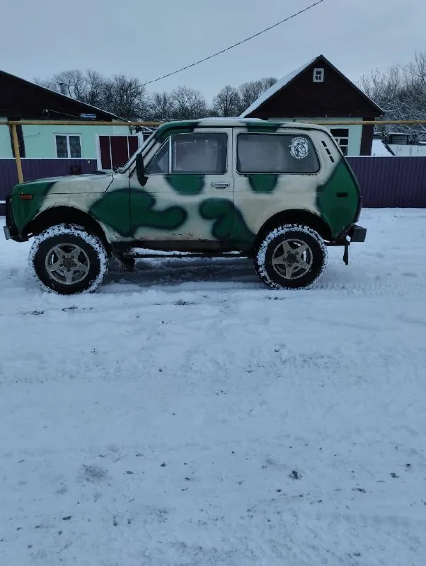 В продаже нива 2121 инжектор. машина в отличном состоянии, двигатель коробка работают отлично, коробка не вылетает 5 ступка, раздатка работает отлично, хороша резина на титанах, люфтованная, днище отличное без дыр и коррозий кузов для своих лет целый весь машина стоит на учете цвет вписан в птс оформление без проблем по желанию могу пригнать куда нужно будет, цена и так залявная для инжекторной 265 000 тыс рублей машина в макеевки +7 (949) 638-01-13 - фотография - 3