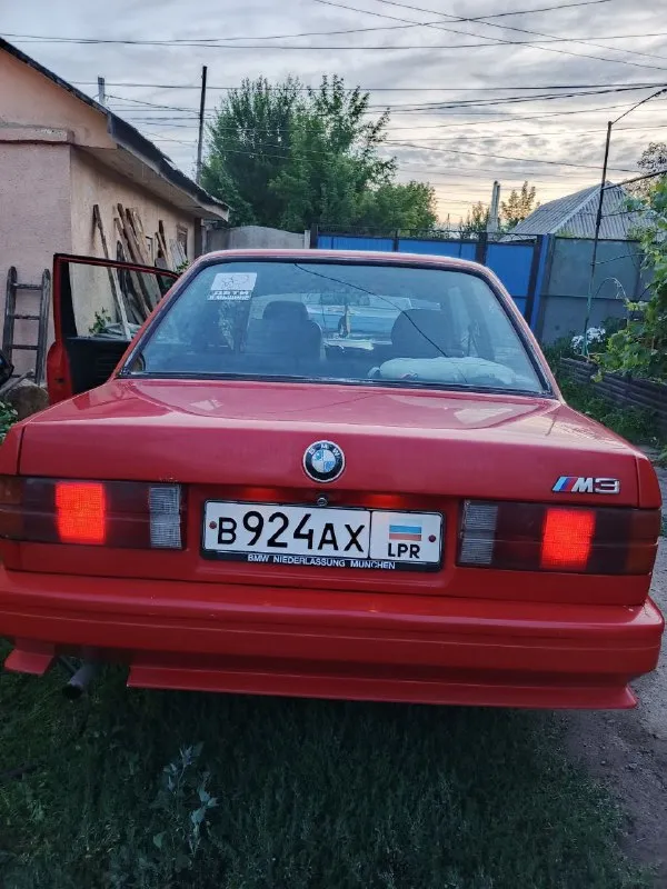 Луганск продам bmw e30 318,на лнр учёте, стояла на мне на временном 5лет, станет на 5лет временный либо полное переоформление с хозяином, имеются укр номера и птс владельца украинский, также временный на меня лнр и номера лнр, связь с хозяином есть, находиться в горловке, мне просто некогда ей заниматься, машинка простаивает, двигатель заменён проехала меньше 1000км на контрактном двигателе, масло бардалли только его лил, расхода масла нет, антифриз заменен, все патрубки заменены, цилиндр сцепления главный и рабочий заменен, тормоза так же, по ходовой перед требует внимания, а так машина на ходу, на зимней резине r15, по машине много что сделано, заменена торпеда, сиденья, вся промовиленна и обесшумленна, с продажей не спешу, с машиной отдам немного новых запчастей, и двигатель цена 220тыс ₽ +79595339760 📞 звоните: +7(959)5339760 - фотография - 2