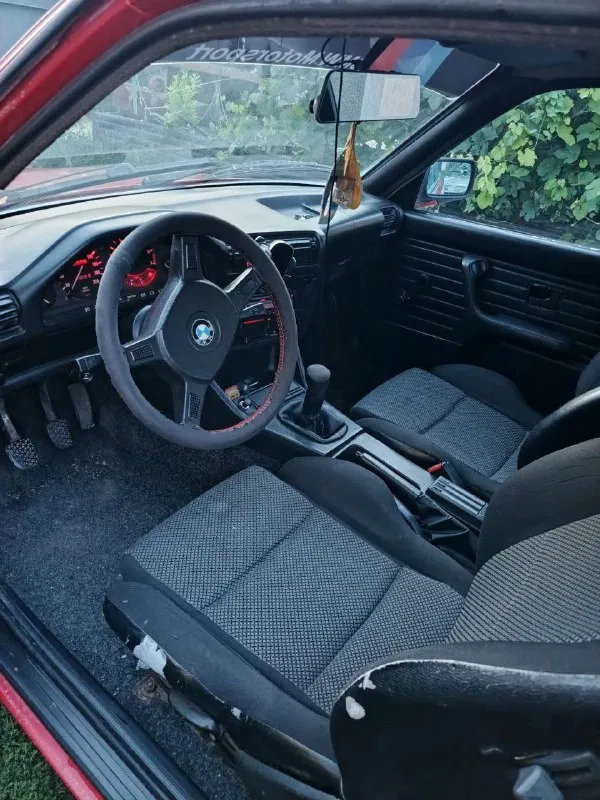 Луганск продам bmw e30 318,на лнр учёте, стояла на мне на временном 5лет, станет на 5лет временный либо полное переоформление с хозяином, имеются укр номера и птс владельца украинский, также временный на меня лнр и номера лнр, связь с хозяином есть, находиться в горловке, мне просто некогда ей заниматься, машинка простаивает, двигатель заменён проехала меньше 1000км на контрактном двигателе, масло бардалли только его лил, расхода масла нет, антифриз заменен, все патрубки заменены, цилиндр сцепления главный и рабочий заменен, тормоза так же, по ходовой перед требует внимания, а так машина на ходу, на зимней резине r15, по машине много что сделано, заменена торпеда, сиденья, вся промовиленна и обесшумленна, с продажей не спешу, с машиной отдам немного новых запчастей, и двигатель цена 220тыс ₽ +79595339760 📞 звоните: +7(959)5339760 - фотография - 5