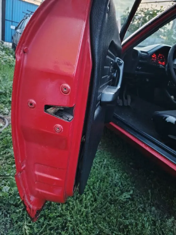 Луганск продам bmw e30 318,на лнр учёте, стояла на мне на временном 5лет, станет на 5лет временный либо полное переоформление с хозяином, имеются укр номера и птс владельца украинский, также временный на меня лнр и номера лнр, связь с хозяином есть, находиться в горловке, мне просто некогда ей заниматься, машинка простаивает, двигатель заменён проехала меньше 1000км на контрактном двигателе, масло бардалли только его лил, расхода масла нет, антифриз заменен, все патрубки заменены, цилиндр сцепления главный и рабочий заменен, тормоза так же, по ходовой перед требует внимания, а так машина на ходу, на зимней резине r15, по машине много что сделано, заменена торпеда, сиденья, вся промовиленна и обесшумленна, с продажей не спешу, с машиной отдам немного новых запчастей, и двигатель цена 220тыс ₽ +79595339760 📞 звоните: +7(959)5339760 - фотография - 9