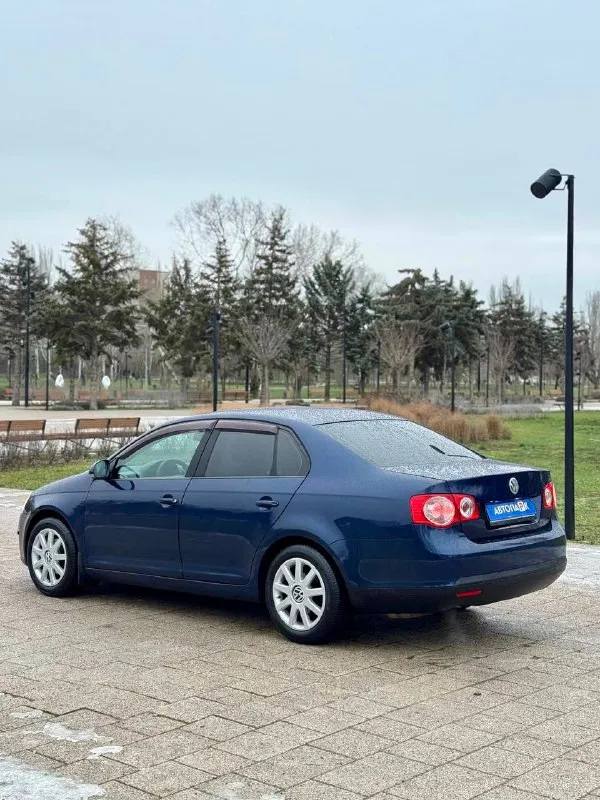 🇩🇪volkswagen jetta а5 💰цена: 720 000р 🏢город: мариуполь 📅год выпуска: 2005 🧾пробег: 162 697км. ⚙️двигатель: 1.6 ⛽топливо: бензин ⚙️кпп: механика 📞 телефон: +7-989-263-55-56 +7-949-551-91-52 +7-949-727-41-51 💾 описание: ✅ 3 владельца, птс оригинал ✅ оригинальный пробег ✅ заводская краска (пара косметических окрасов) ✅ автомобиль оснащен надежным двигателем 1.6 bse ✅ кузов и лакокрасочное покрытие без дефектов ✅ салон в отличном состоянии 🎁 два комплекта резины зима/лето. улица шевченко 269 - фотография - 4