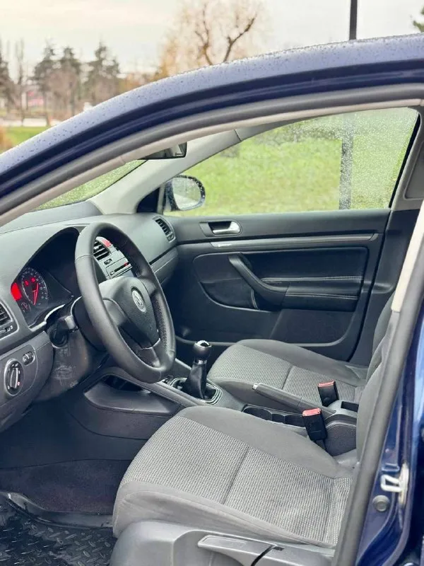 🇩🇪volkswagen jetta а5 💰цена: 720 000р 🏢город: мариуполь 📅год выпуска: 2005 🧾пробег: 162 697км. ⚙️двигатель: 1.6 ⛽топливо: бензин ⚙️кпп: механика 📞 телефон: +7-989-263-55-56 +7-949-551-91-52 +7-949-727-41-51 💾 описание: ✅ 3 владельца, птс оригинал ✅ оригинальный пробег ✅ заводская краска (пара косметических окрасов) ✅ автомобиль оснащен надежным двигателем 1.6 bse ✅ кузов и лакокрасочное покрытие без дефектов ✅ салон в отличном состоянии 🎁 два комплекта резины зима/лето. улица шевченко 269 - фотография - 8