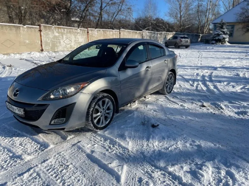 Продаю свою mazda 3 (седан), 2009 г. мощный 2.5 литра + гбо. готов к дороге! семейный автомобиль в отличном техническом состоянии. продаю в связи с переходом на кроссовер. основное: · двигатель и кпп: 2.5 л. (170 л. с.) + акпп. работает идеально, разгон динамичный, а благодаря газу, ездить очень экономично (в среднем 12л/100км на газу в городе). двигатель не троит, не перегревается, масло не подъедает. · пробег: 292 000 км. реальный, подтверждён чеками и записями по обслуживанию. · кузов: цвет "титановый серый". состояние хорошее для возраста. · салон: тканевый, чистый. музыка штатная, работает без нареканий. кондиционер холодит отлично. осмотр в городе макеевка в любой день. с радостью покажу машину, отвечу на все вопросы. приезжайте, всё расскажу и покажу лично. цена: 980 000 рублей (торг уместен при осмотре). тел. : +79493846283 - фотография - 2