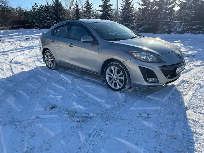 Продаю свою mazda 3 (седан), 2009 г. мощный 2.5 литра + гбо. готов к дороге! семейный автомобиль в отличном техническом состоянии. продаю в связи с переходом на кроссовер. основное: · двигатель и кпп: 2.5 л. (170 л. с.) + акпп. работает идеально, разгон динамичный, а благодаря газу, ездить очень экономично (в среднем 12л/100км на газу в городе). двигатель не троит, не перегревается, масло не подъедает. · пробег: 292 000 км. реальный, подтверждён чеками и записями по обслуживанию. · кузов: цвет "титановый серый". состояние хорошее для возраста. · салон: тканевый, чистый. музыка штатная, работает без нареканий. кондиционер холодит отлично. осмотр в городе макеевка в любой день. с радостью покажу машину, отвечу на все вопросы. приезжайте, всё расскажу и покажу лично. цена: 980 000 рублей (торг уместен при осмотре). тел. : +79493846283 - фотография - 4
