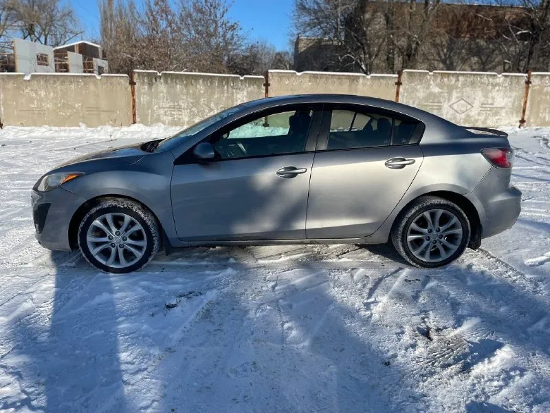 Продаю свою mazda 3 (седан), 2009 г. мощный 2.5 литра + гбо. готов к дороге! семейный автомобиль в отличном техническом состоянии. продаю в связи с переходом на кроссовер. основное: · двигатель и кпп: 2.5 л. (170 л. с.) + акпп. работает идеально, разгон динамичный, а благодаря газу, ездить очень экономично (в среднем 12л/100км на газу в городе). двигатель не троит, не перегревается, масло не подъедает. · пробег: 292 000 км. реальный, подтверждён чеками и записями по обслуживанию. · кузов: цвет "титановый серый". состояние хорошее для возраста. · салон: тканевый, чистый. музыка штатная, работает без нареканий. кондиционер холодит отлично. осмотр в городе макеевка в любой день. с радостью покажу машину, отвечу на все вопросы. приезжайте, всё расскажу и покажу лично. цена: 980 000 рублей (торг уместен при осмотре). тел. : +79493846283 - фотография - 5
